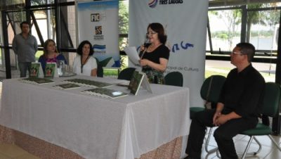 17479-livro-surpresas-para-regina-e-lancado-na-biblioteca-municipal