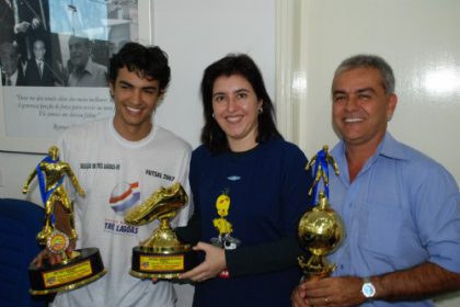 1815-simone-recebe-vice-campeoes-da-taca-canarinho