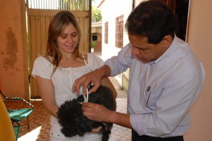1962-zoonoses-entrega-coleiras-para-combate-a-leishmaniose