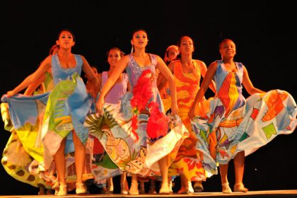 19896-bailarinas-do-grupo-pantanal-em-tres-lagoas