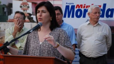 2002-prefeita-entrega-kits-construcao-do-projeto-minha-morada