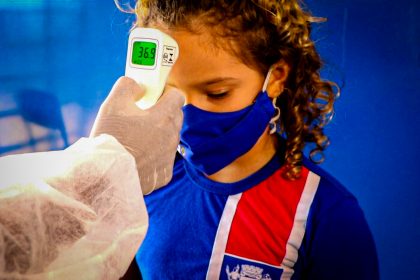 ALUNA AFERIÇÃO TEMPERATURA VOLTA AS AULAS