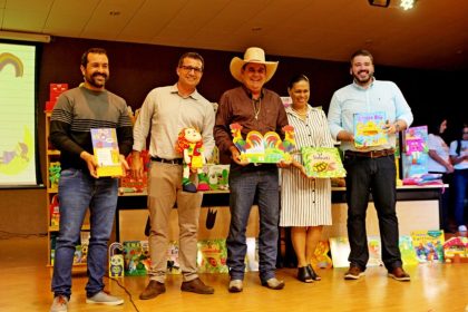 entrega de livros SEMEC (4)