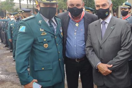 GUERREIRO RECEBENDO MEDALHA