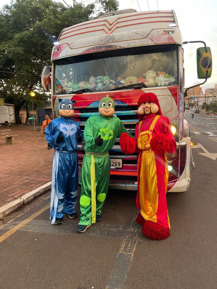 Carreta da Alegria faz passeio solidário e arrecada aproximadamente 800 kg  de alimentos para entidades filantrópicas de Três Lagoas – Prefeitura Três  Lagoas