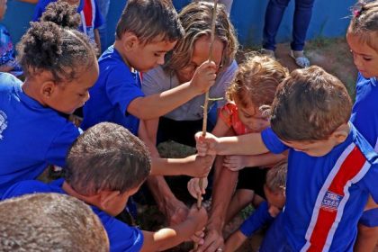 PLANTIO ARVORE – CEI EDNEIA BORGES – 11-04-2023 (104)