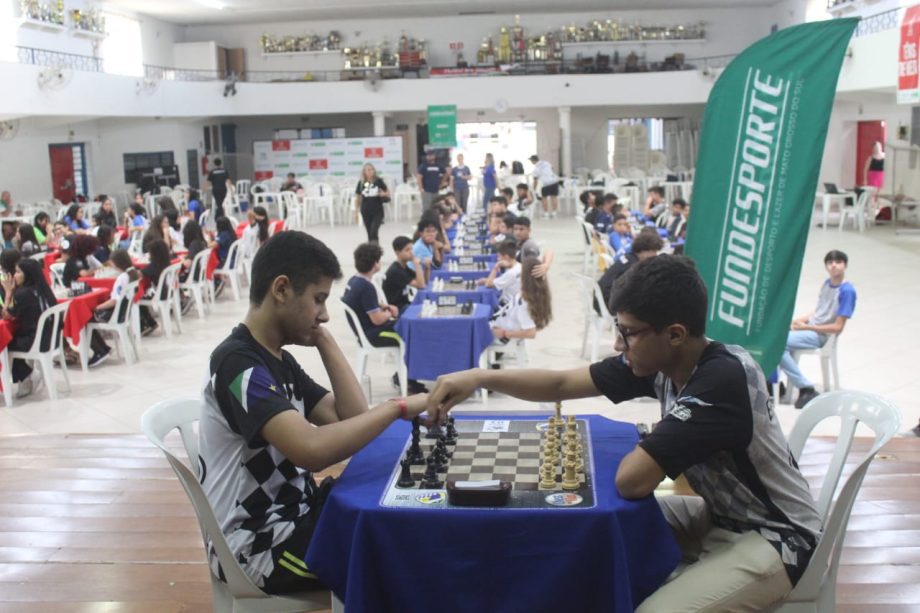 Resenha CM - Notícias Regionais - Com 11 anos, enxadrista mourãoense vence  mestre internacional de xadrez