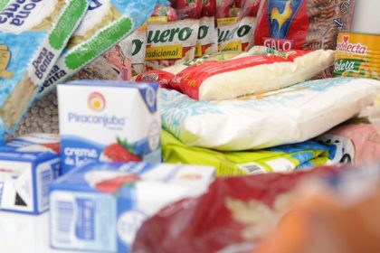 Cesta basica alimento e consumo de pessoas necessitadas com a m