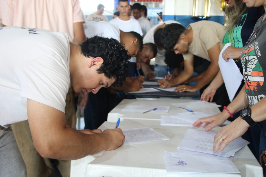 Prefeito participa da cerimônia de juramento à Bandeira Nacional e dispensa militar