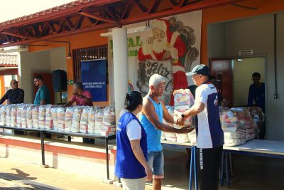 ENTREGA_CESTA_NATAL_SOLID&Aacute;RIO (6)