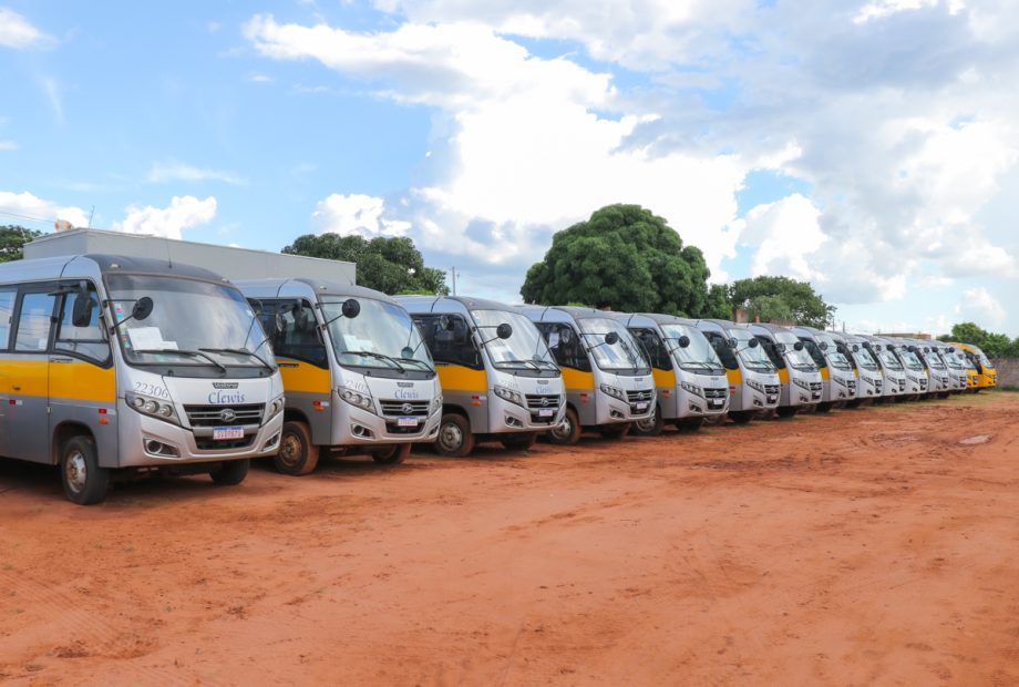 Prefeitura apresenta nova frota do transporte escolar rural para atender estudantes do Distrito de Arapuá e região