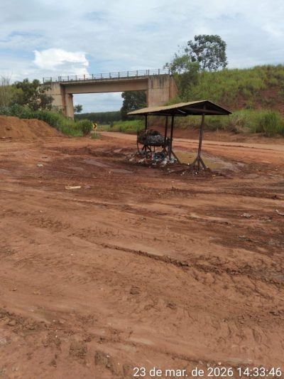 Limpeza na lixeira no acesso a estrada da Ponte Velha