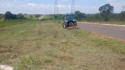 Roçada manual e mecanizada na rotatória do distrito do arapuá