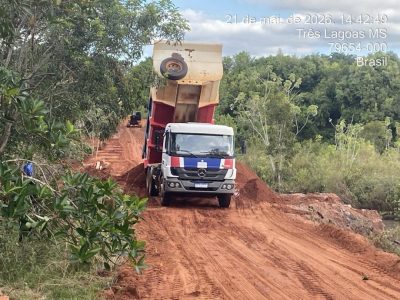 Aterramento em duas linhas de tubos no c&oacute;rrego arapu&aacute;