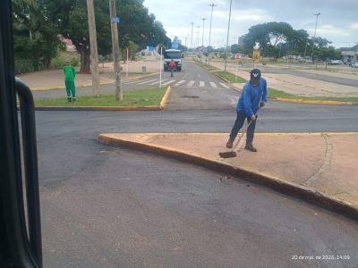 Limpeza e retirada de res&iacute;duos na R. Jo&atilde;o Dantas Filgueiras e Adjac&ecirc;ncias