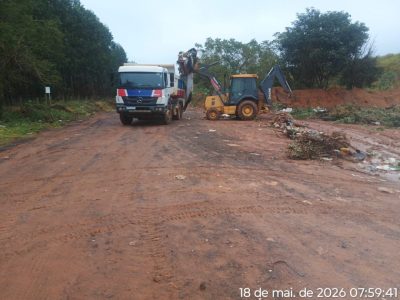 Limpeza na lixeira no acesso a estrada da Ponte Velha
