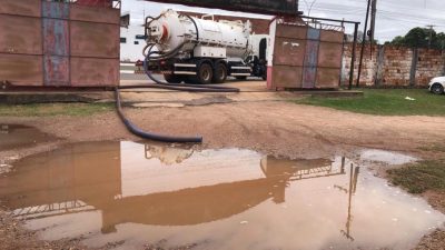 Retirada de po&ccedil;as de &aacute;gua na Aden com o caminh&atilde;o hidrojato