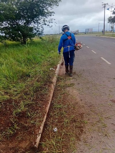 Ro&ccedil;ada e limpeza na Av. Ant&ocirc;nio Trajano dos Santos (guia e sarjeta) para execu&ccedil;&atilde;o de pintura com cal