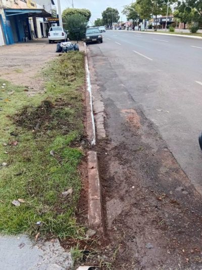 Ro&ccedil;ada na Av. Cap. Olinto Mancini (guia e sarjeta) para execu&ccedil;&atilde;o de pintura com cal