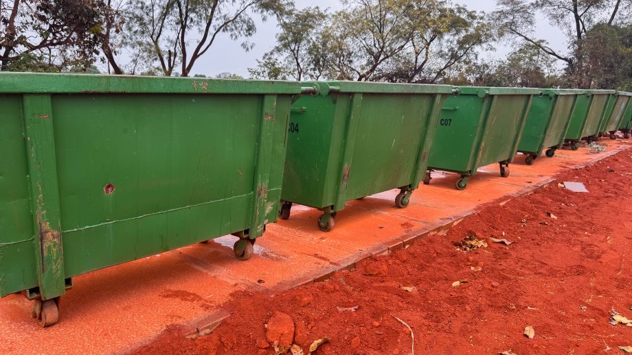 Prefeitura moderniza sistema de descarte de resíduos com instalação de 12 contêineres e apresenta solução para problema antigo na região da BR-158