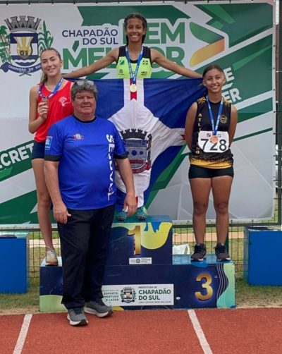 Larissa recorde nos 300 com barreiras
