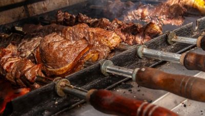 grelha_com_carnes_de_churrasco_no_espeto_-_assai_atacadista
