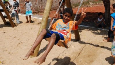 2036-criancas-de-arapua-ganham-parque-infantil