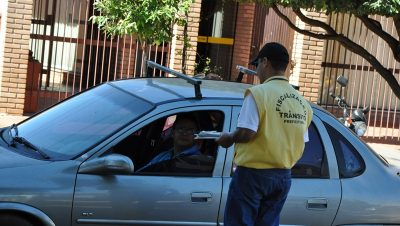 20752-agentes-municipais-de-transito-orientam-motoristas