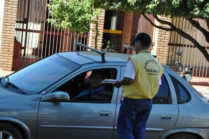 20752-agentes-municipais-de-transito-orientam-motoristas