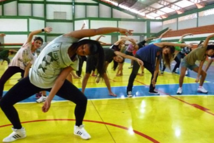23676-alunos-do-projeto-durante-ensaio