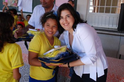2419-simone-entrega-kit-escolar-a-alunos-da-reme