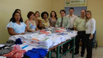 2559-petrobras-realiza-doacao-de-roupas-confeccionadas-em-curso