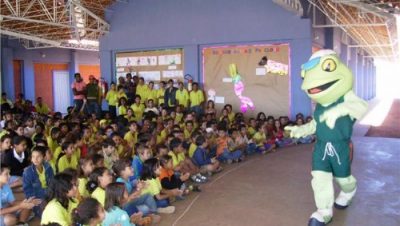 2695-sapo-treleco-visita-escola-no-campo