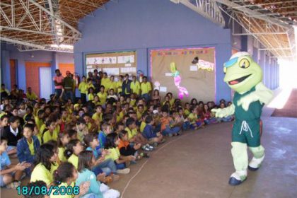 2695-sapo-treleco-visita-escola-no-campo