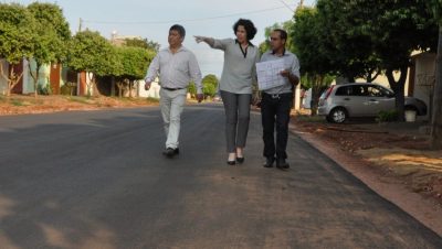 27203-prefeita-vistoria-obras-de-asfalto-e-drenagem-no-conjunto-habitacional-jk