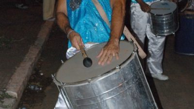 2749-escola-de-samba-promove-galinhada-beneficente