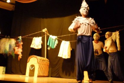 27612-grupo-de-teatro-identidade-faz-temporada-da-peca-chuvisco-chuva-chuvarada