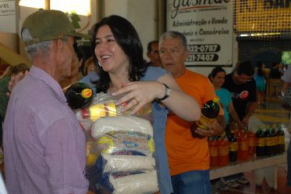 2955-entrega-de-cestas-natalinas-beneficia-familias-carentes