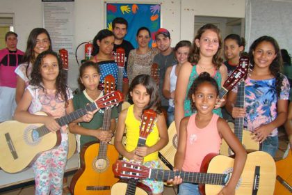 29906-alunos-que-participam-das-aulas-de-violao-popular