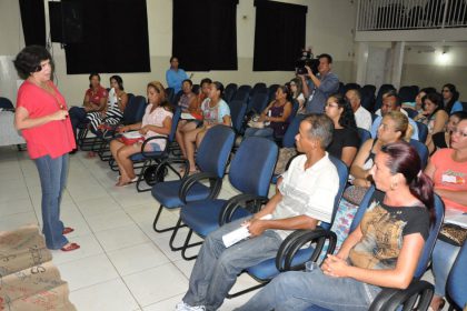 30683-prefeita-acompanha-trabalho-social-com-sindicos-do-residencial-novo-oeste