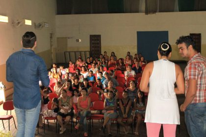31217-pais-e-alunas-durante-reuniao-com-professores-de-ballet