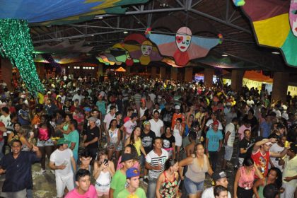 31472-publico-prestigia-abertura-do-carnalegria-2014