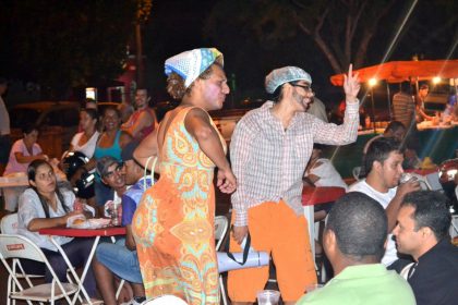 31915-atores-interagindo-com-o-publico-durante-a-feira-noturna
