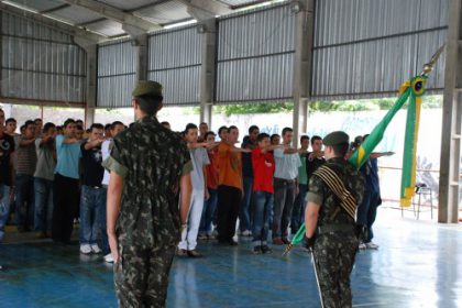 3273-jovens-prestam-juramento-a-bandeira