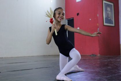 32887-a-bailarina-amanda-sicilia-durante-ensaio-a-colheita-de-trigo