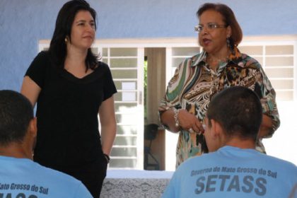 3319-simone-tebet-entrega-certificado-para-19-adolescentes-da-unei