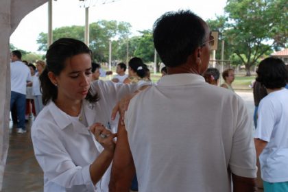 3355-campanha-nacional-de-vacinacao-do-idoso-inicia-sabado-25