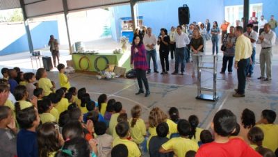 3524-simone-entrega-kits-escolares-e-uniformes-para-servidores