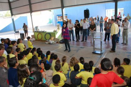 3524-simone-entrega-kits-escolares-e-uniformes-para-servidores