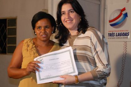 3538-simone-participa-de-encerramento-de-curso-em-arapua